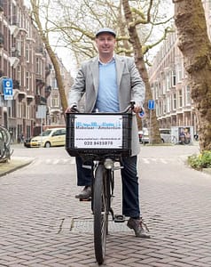 Makelaar in Amsterdam op de fiets