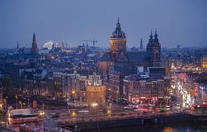 Makelaar Amsterdam skyline donker