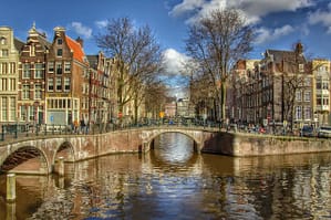 Makelaar in Amsterdam hoek gracht appartement