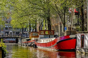 makelaar in amsterdam gracht rode woonboot