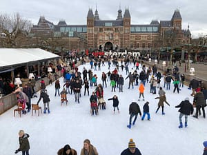 Makelaar in Amsterdam schaatsen Museumplein